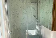 Hill top lodge ensuite bathroom