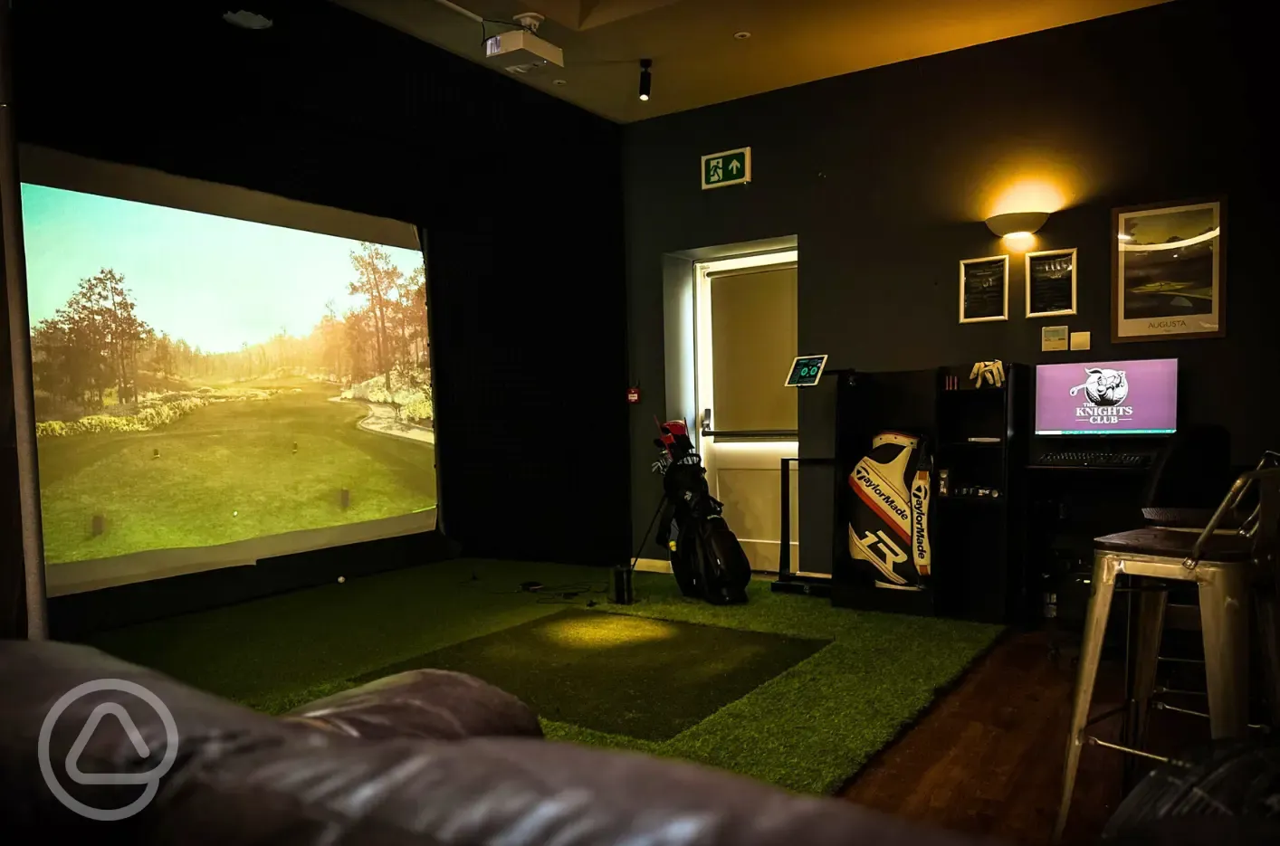 Indoor golf simulator