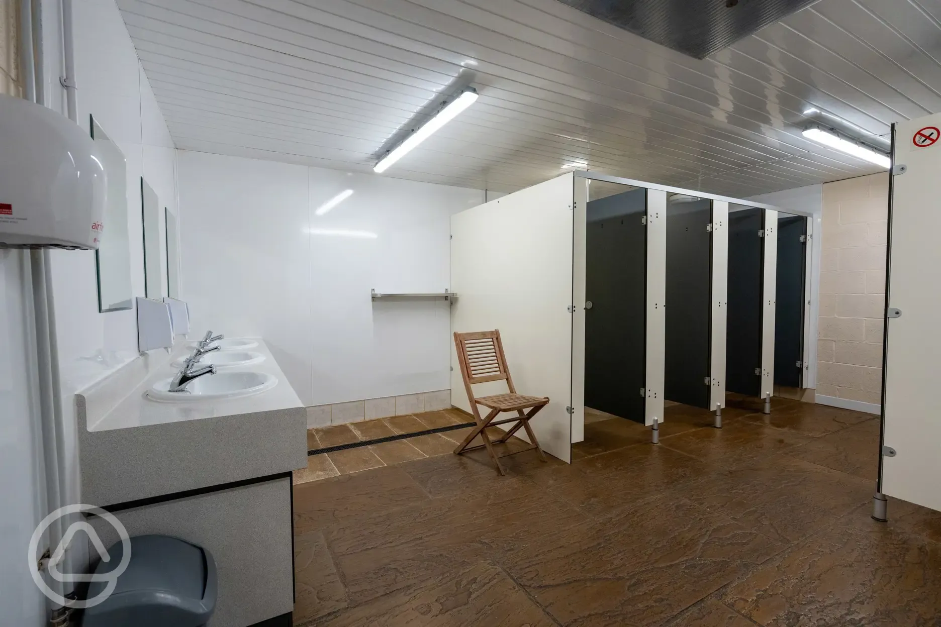 Showers with cubicles, mirrors and sinks