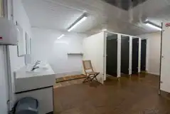 Showers with cubicles, mirrors and sinks Showers with cubicles, mirrors and sinks