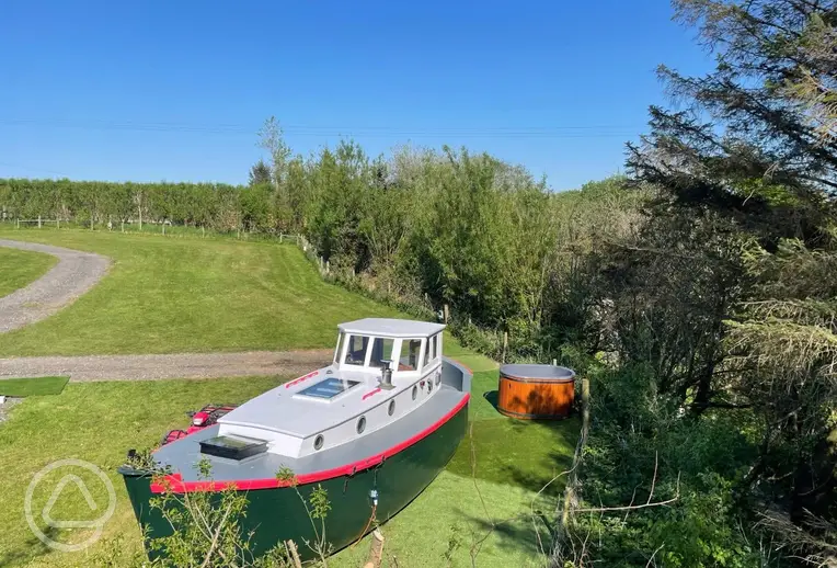 Glamping sailing boat with a private wood-fired hot tub