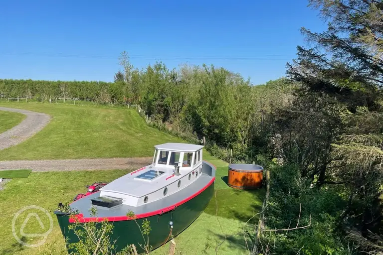 Glamping sailing boat with a private wood-fired hot tub