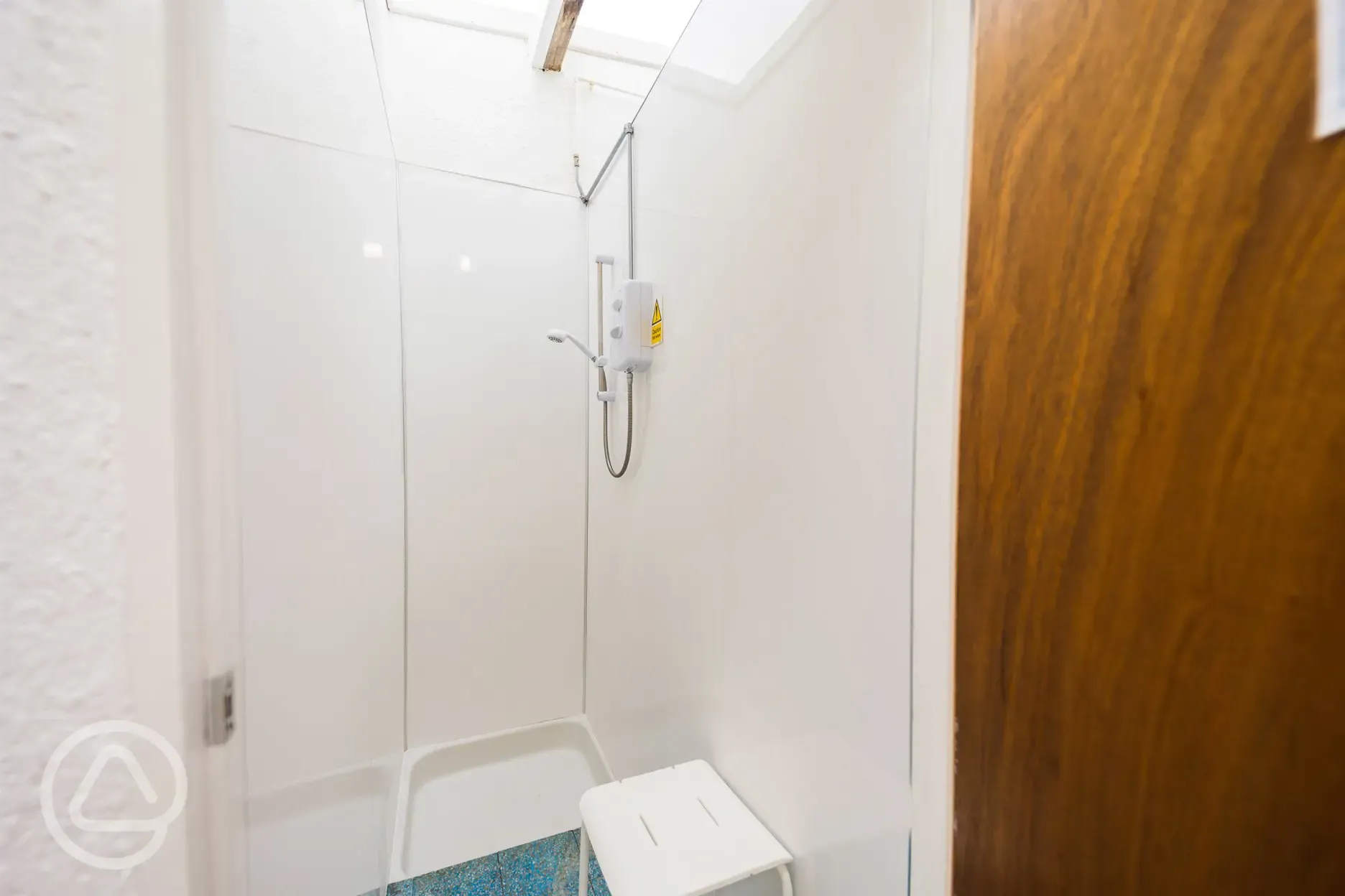 Showers with unlimited hot water, stools and hooks