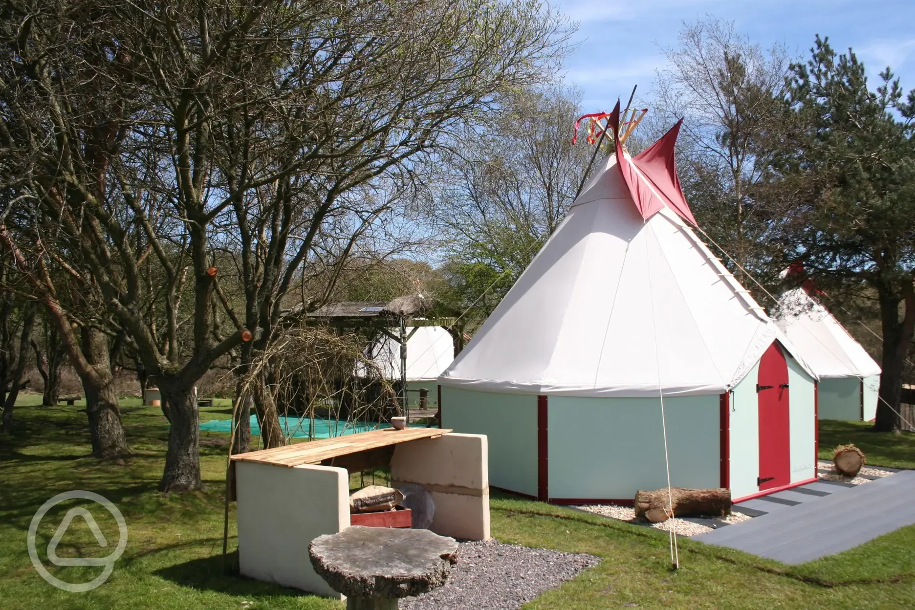 TipeeCo tipis exterior