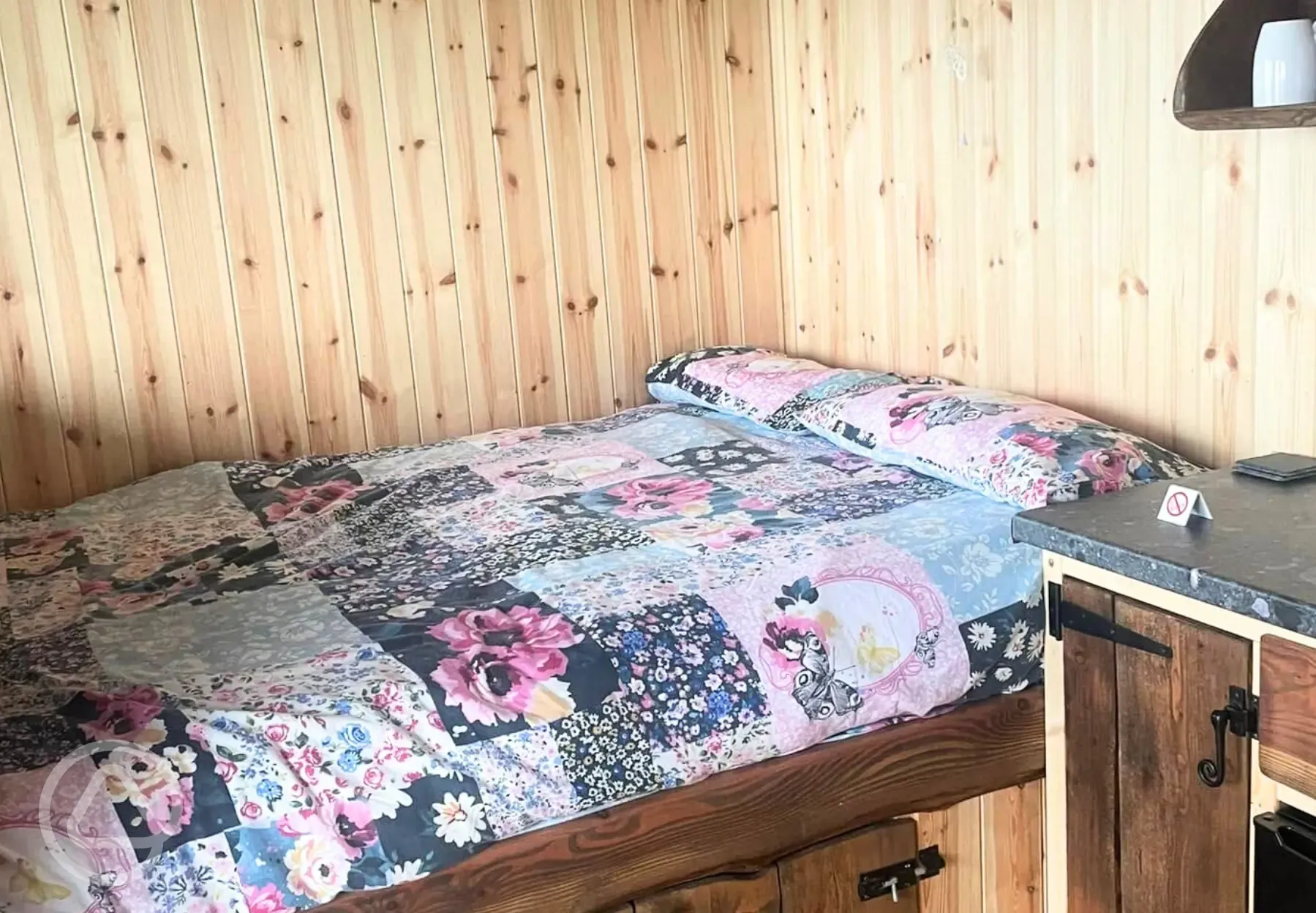 Ape Dale View cabin with a double bed Ape Dale View cabin with a double bed