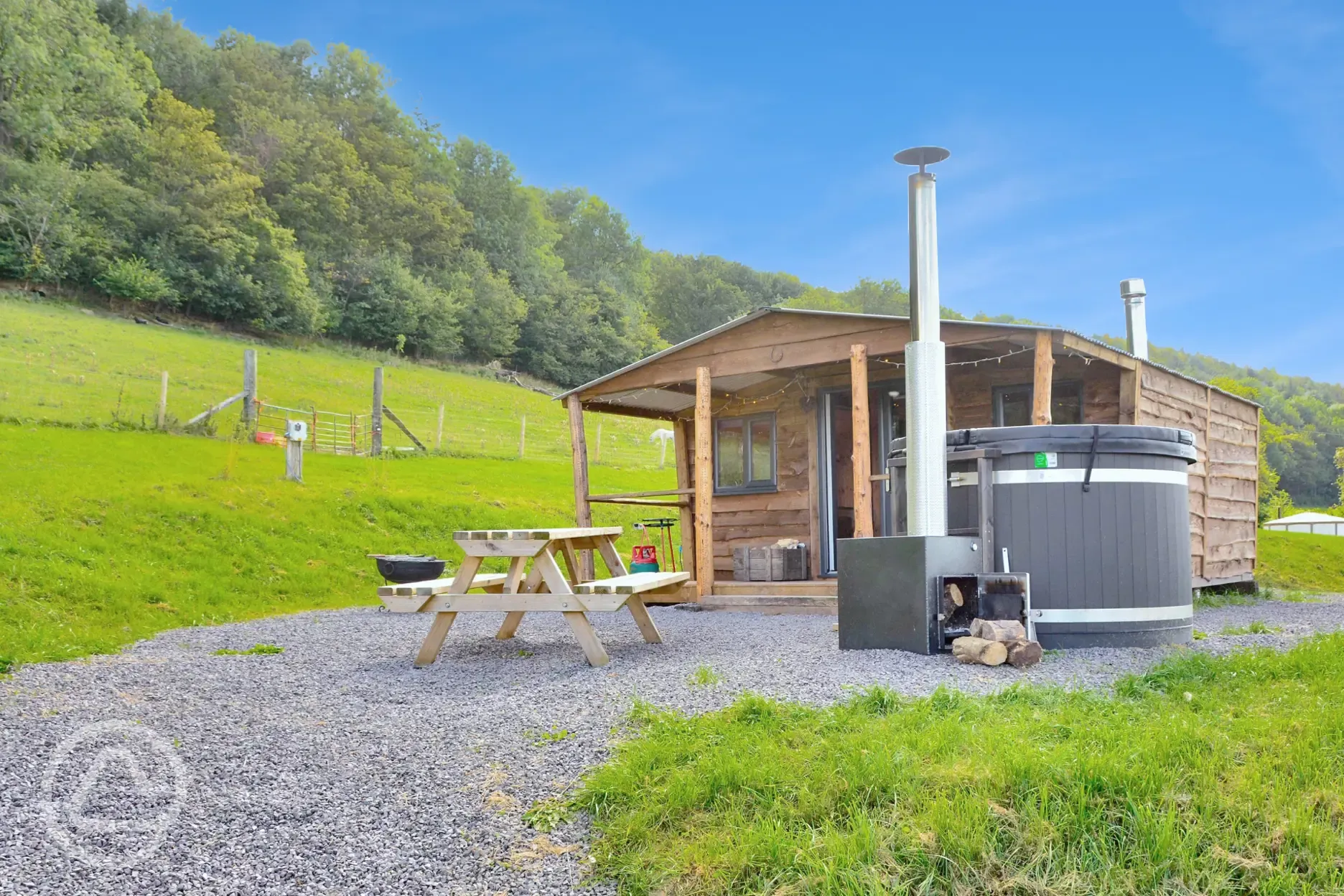 Caradoc Lodge with a wood-fired hot tub and picnic bench Caradoc Lodge with a wood-fired hot tub and picnic bench