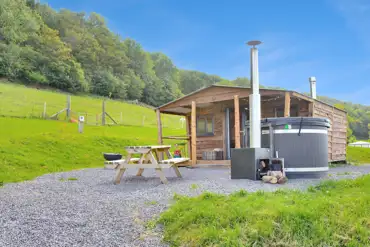Caradoc Lodge with a wood-fired hot tub and picnic bench