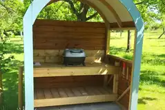 Ensuite glamping pod outdoor cooking area