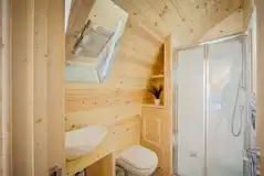 Emperor pod bathroom 