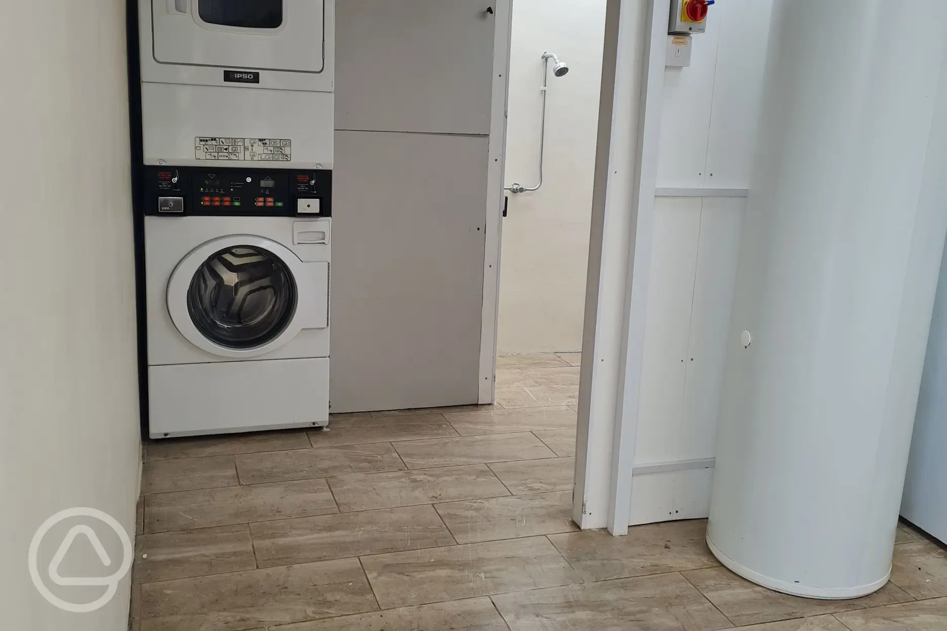 Laundry room with washing machine and tumble dryer