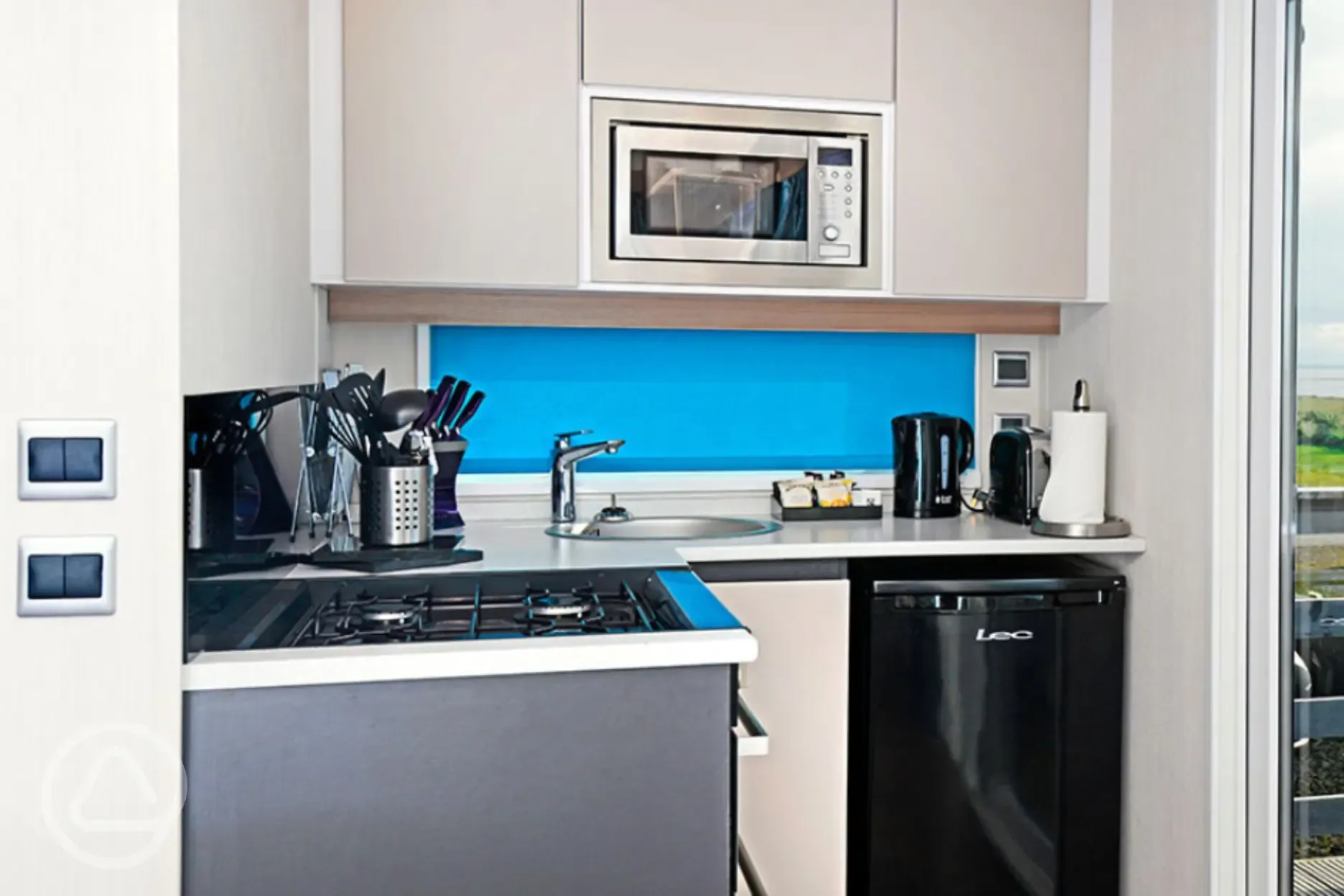 Equipped kitchenette in the glamping cabin