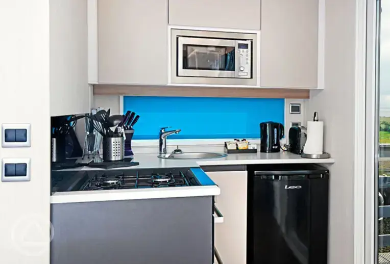 Equipped kitchenette in the glamping cabin