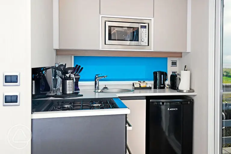 Equipped kitchenette in the glamping cabin