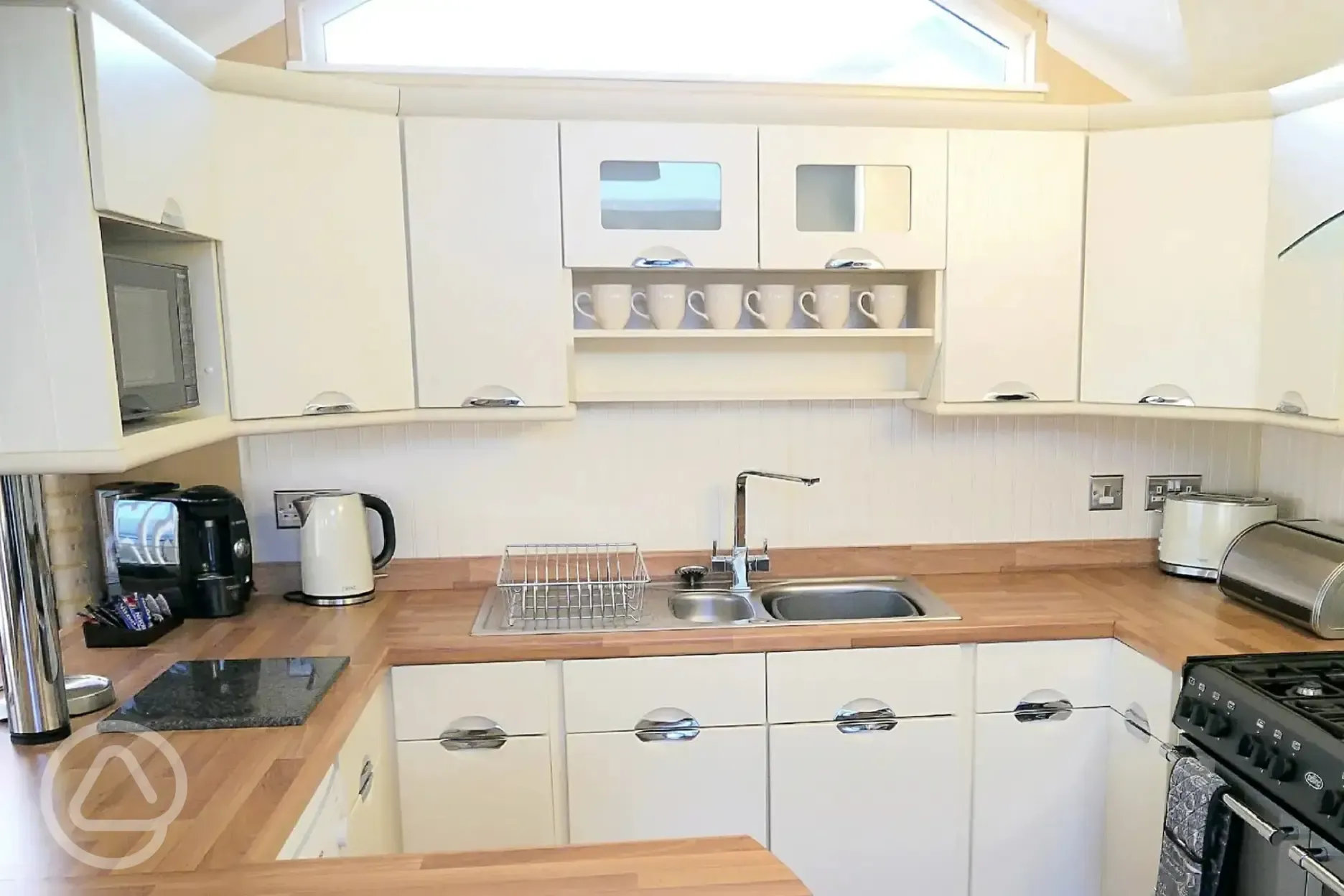 Equipped kitchenette in the glamping cabin