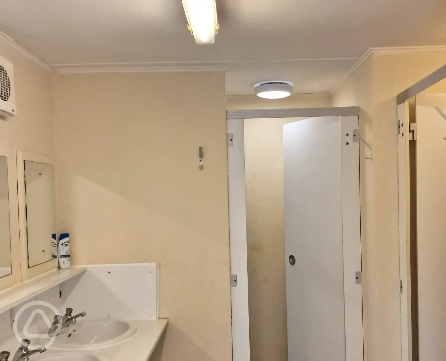 Facilities with sinks and mirrors