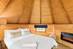 Chestnut cabin with a double bed, bedding, TV and heating Chestnut cabin with a double bed, bedding, TV and heating