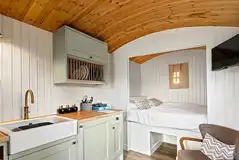 Shepherd's hut with a double bed, kitchenette and TV Shepherd's hut with a double bed, kitchenette and TV