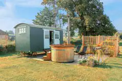 Ensuite shepherd's hut with hot tub