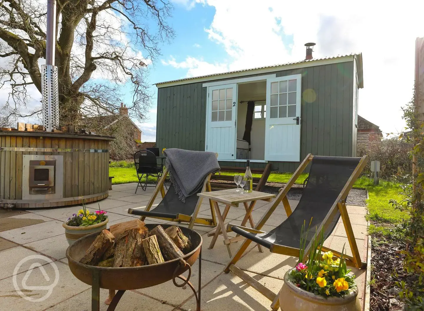 Ensuite shepherd's hut with hot tub