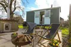 Ensuite shepherd's hut with hot tub