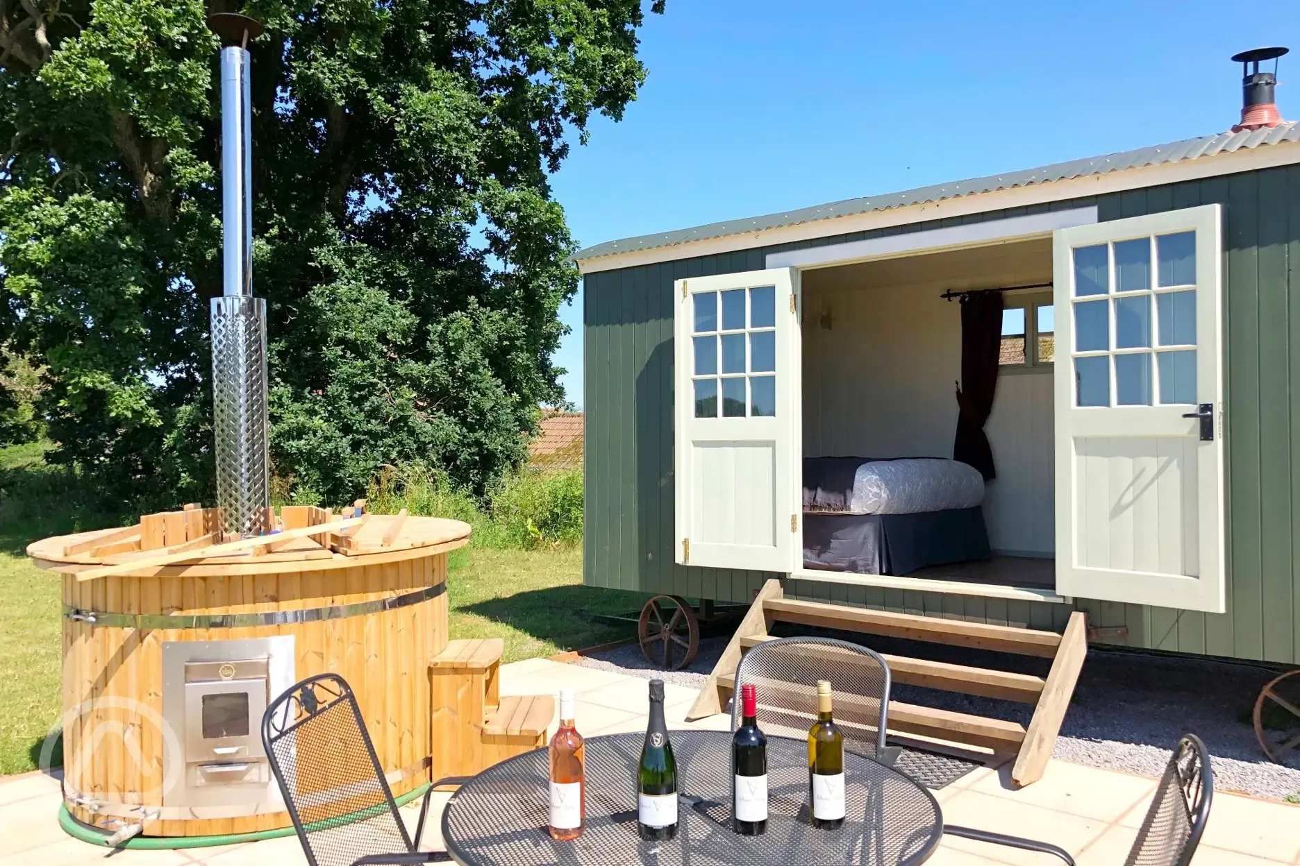 Ensuite shepherd's hut with hot tub