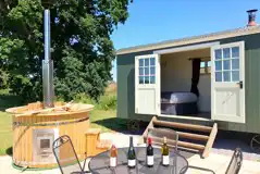 Ensuite shepherd's hut with hot tub