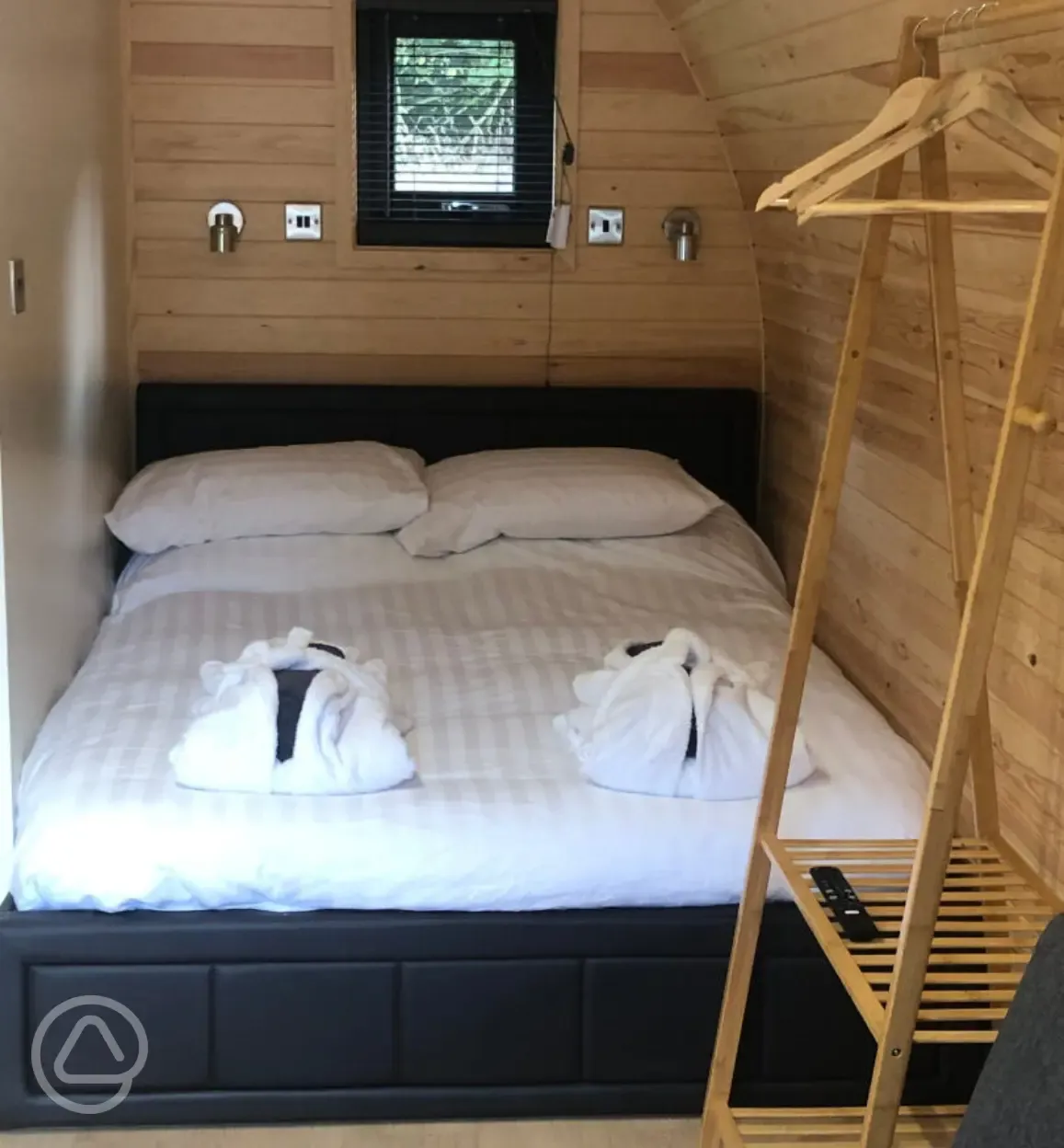 Luxury cedar pod double bed