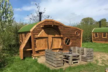 Hoglet House camping pod with outdoor seating