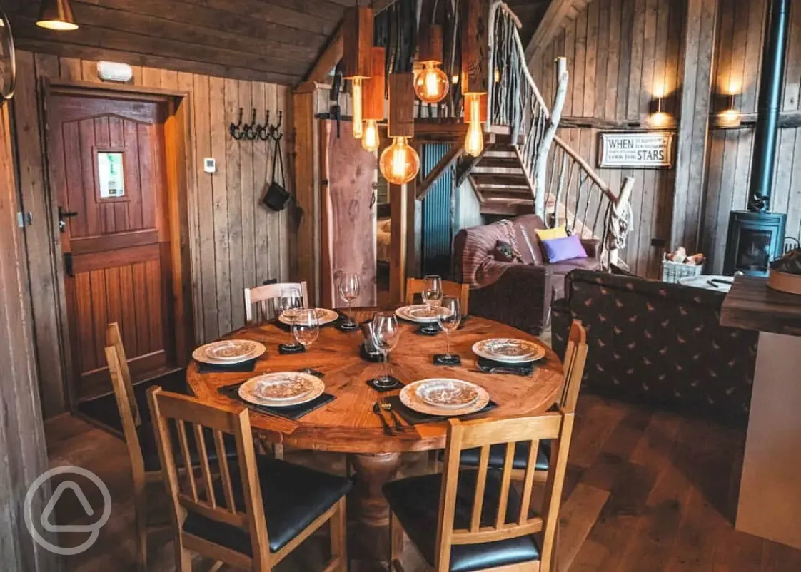 Rufus' roost treehouse dining area