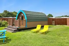 Camping pod with a picnic bench Camping pod with a picnic bench