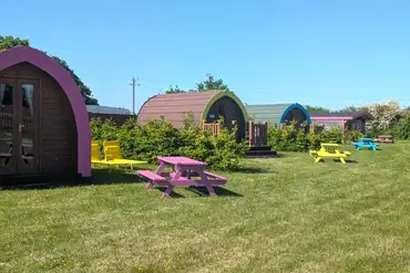 Camping pods with colourful picnic benches (four persons)