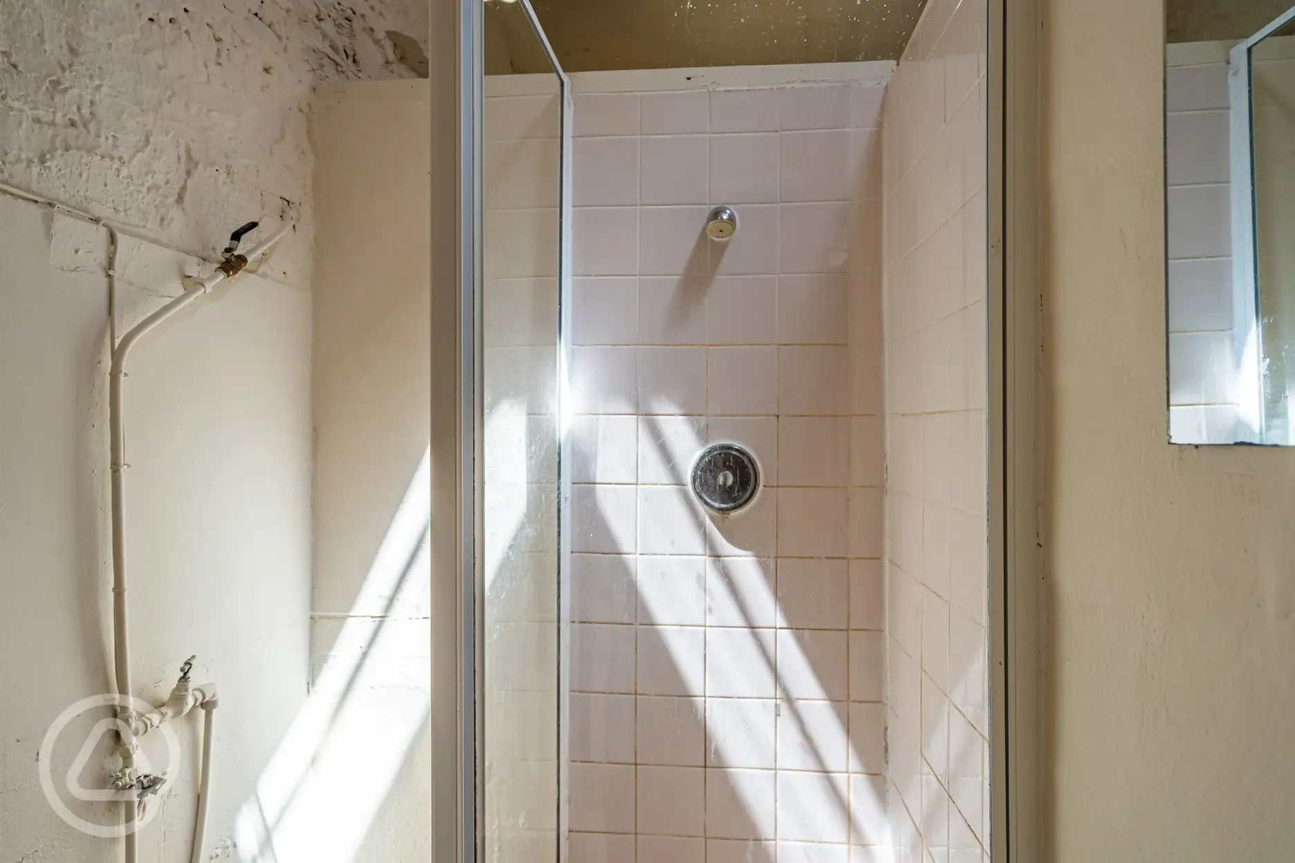 Showers with hot water and a curtain