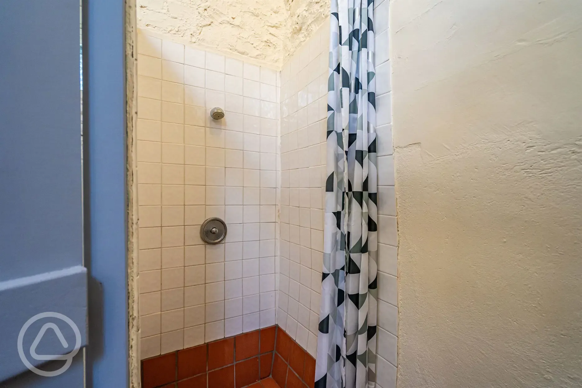 Showers with hot water and a curtain