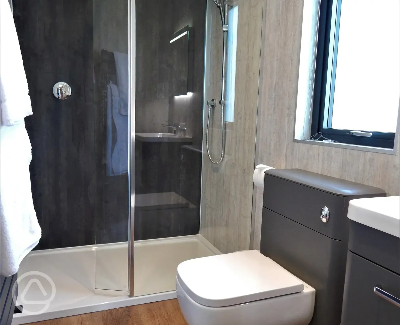 Ensuite glamping lodge bathroom