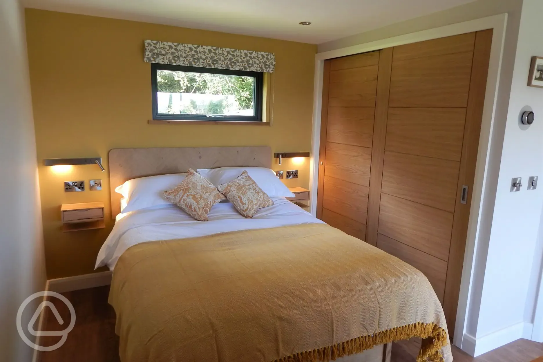 Fleece Fold ensuite glamping lodge king size bed (bedding and towels provided) Fleece Fold ensuite glamping lodge king size bed (bedding and towels provided)