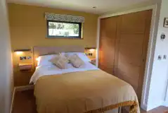 Fleece Fold ensuite glamping lodge king size bed (bedding and towels provided) Fleece Fold ensuite glamping lodge king size bed (bedding and towels provided)