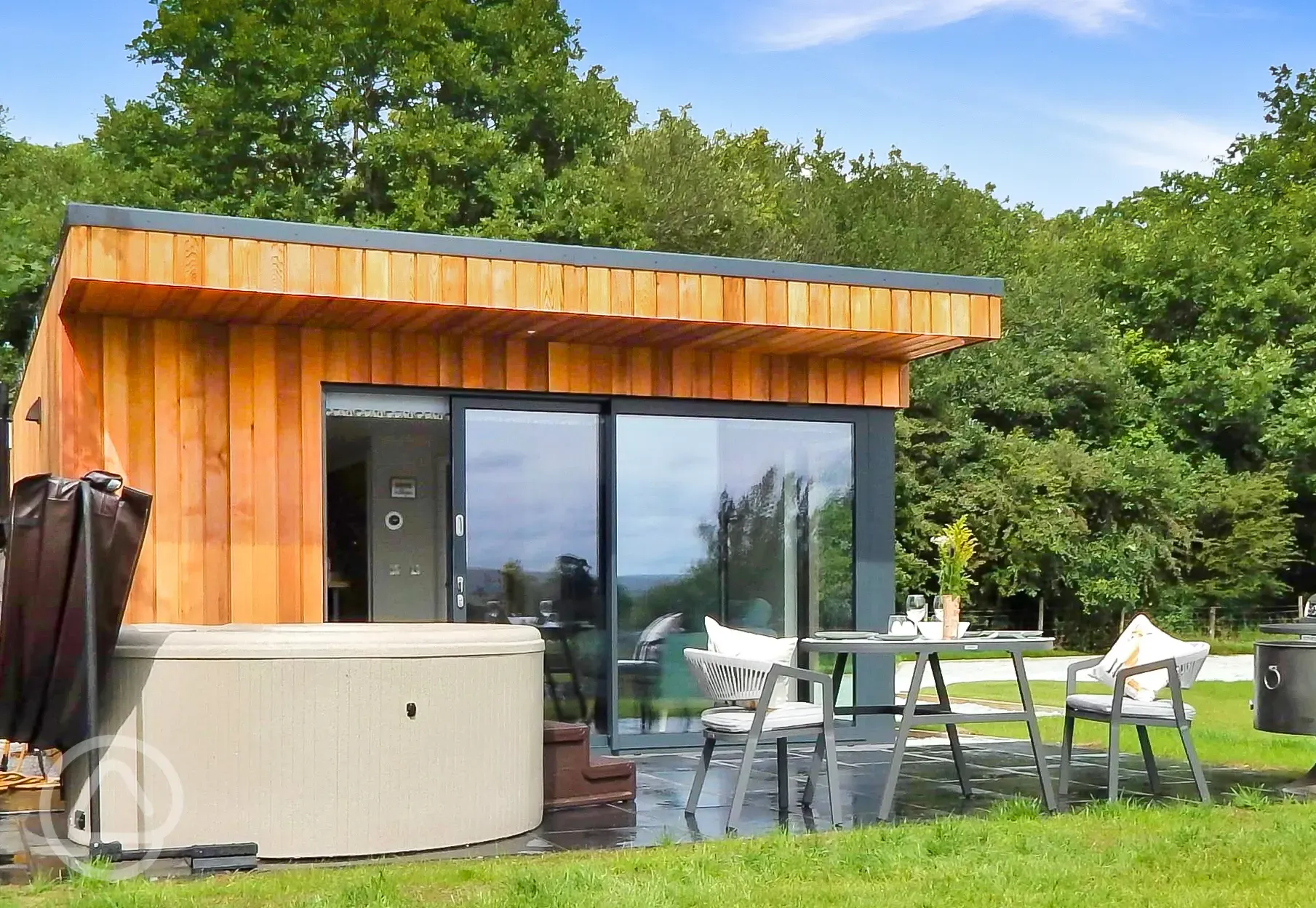 Fleece Fold glamping lodge with hot tub and outdoor furniture Fleece Fold glamping lodge with hot tub and outdoor furniture