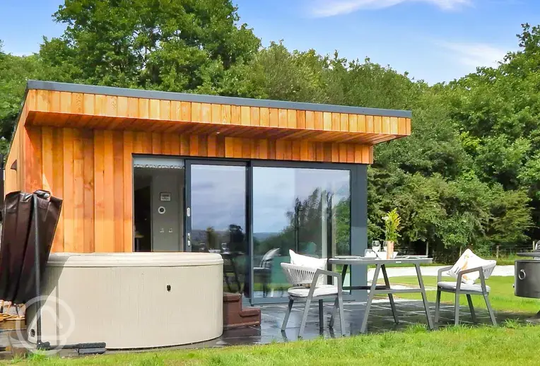 Fleece Fold glamping lodge with hot tub and outdoor furniture