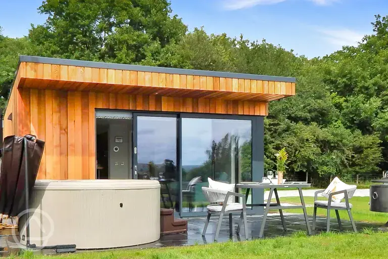 Fleece Fold glamping lodge with hot tub and outdoor furniture
