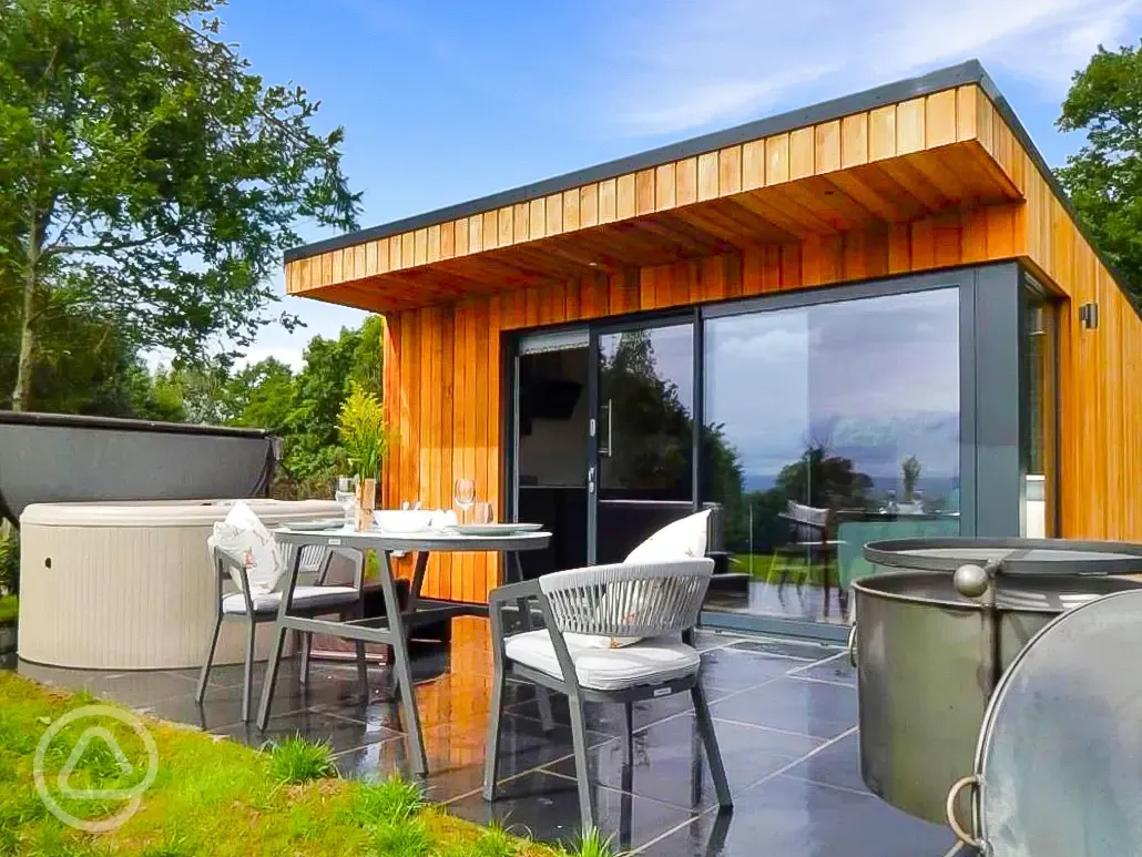 Ensuite glamping lodge with hot tub and outdoor furniture Ensuite glamping lodge with hot tub and outdoor furniture