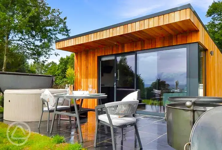 Ensuite glamping lodge with hot tub and outdoor furniture