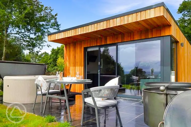 Ensuite glamping lodge with hot tub and outdoor furniture