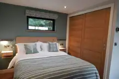 Graze Garth ensuite glamping lodge king size bed (bedding and towels provided) Graze Garth ensuite glamping lodge king size bed (bedding and towels provided)