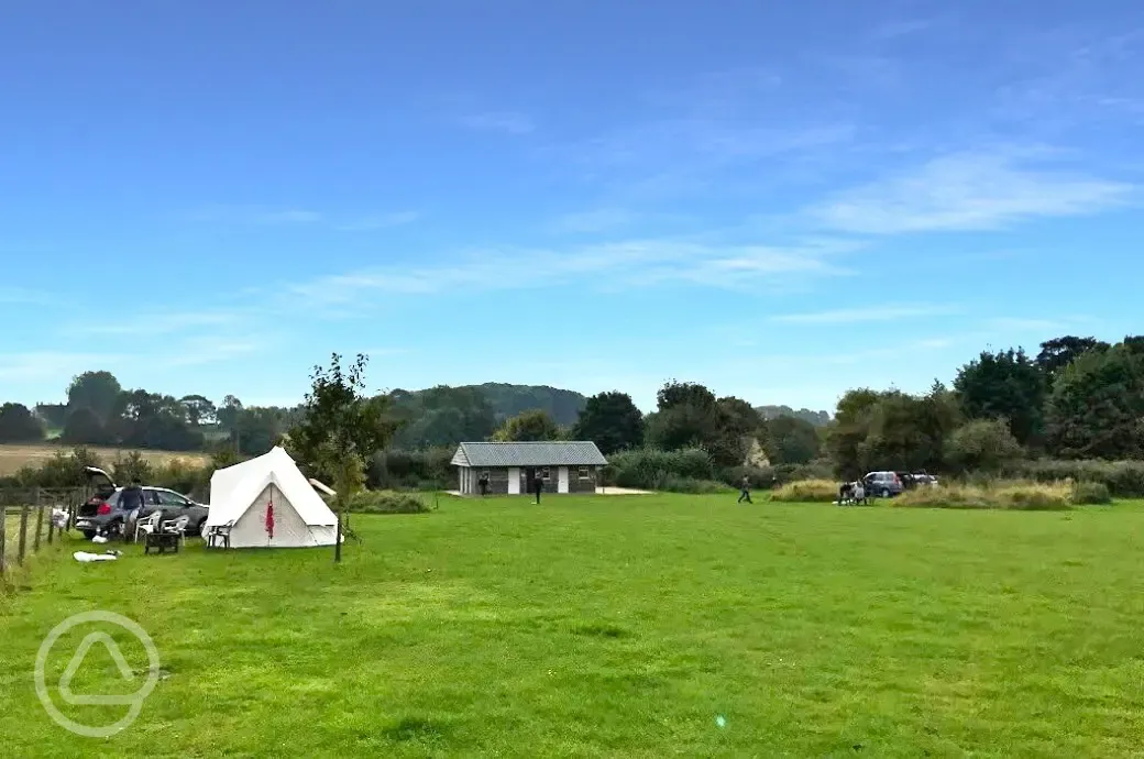 Overview of the camping field with the facilities block