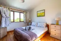 Tamarisk cabin double bedroom