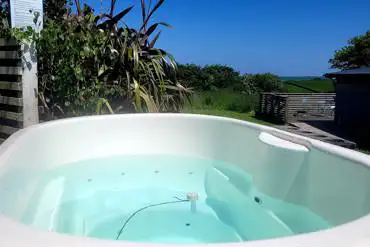 Kenesa Cabin hot tub