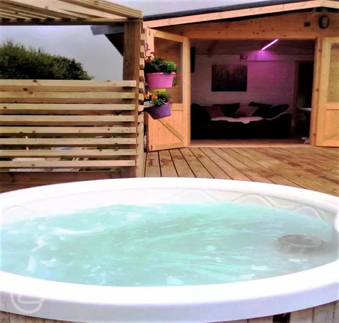 Ivy Rose Cabin hot tub