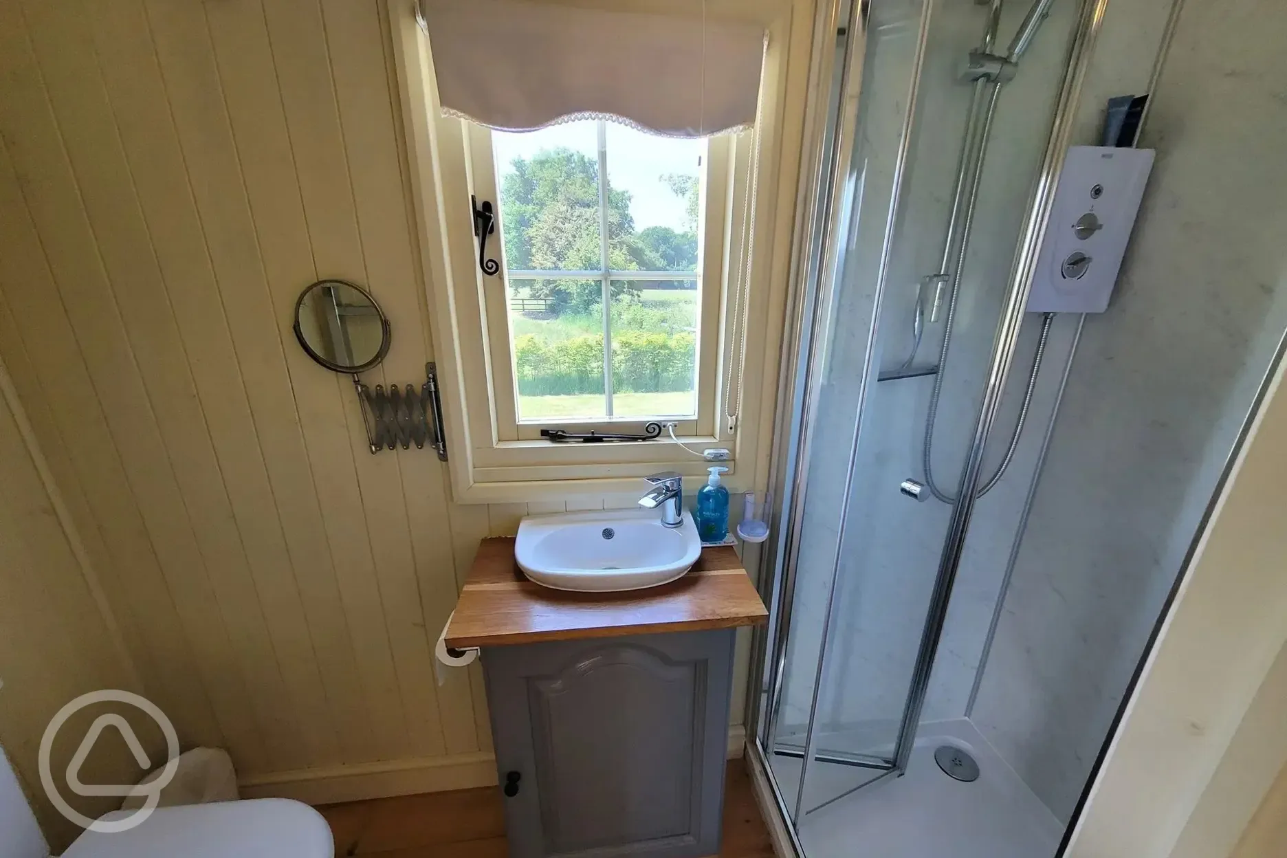 Keepers Cosy shepherd's hut ensuite