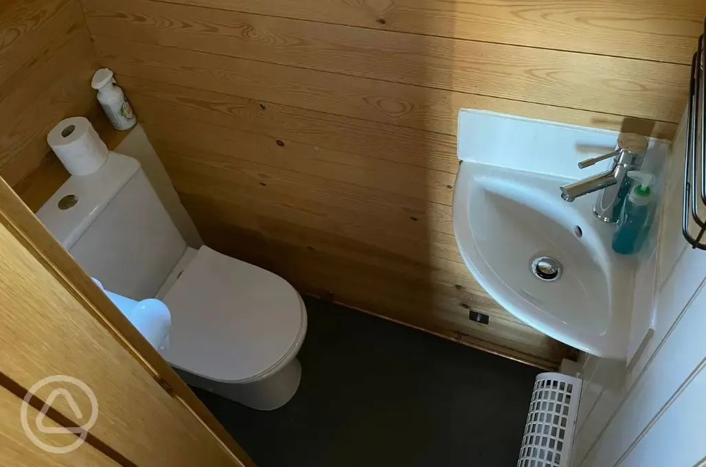 Hobbit glamping pod ensuite 