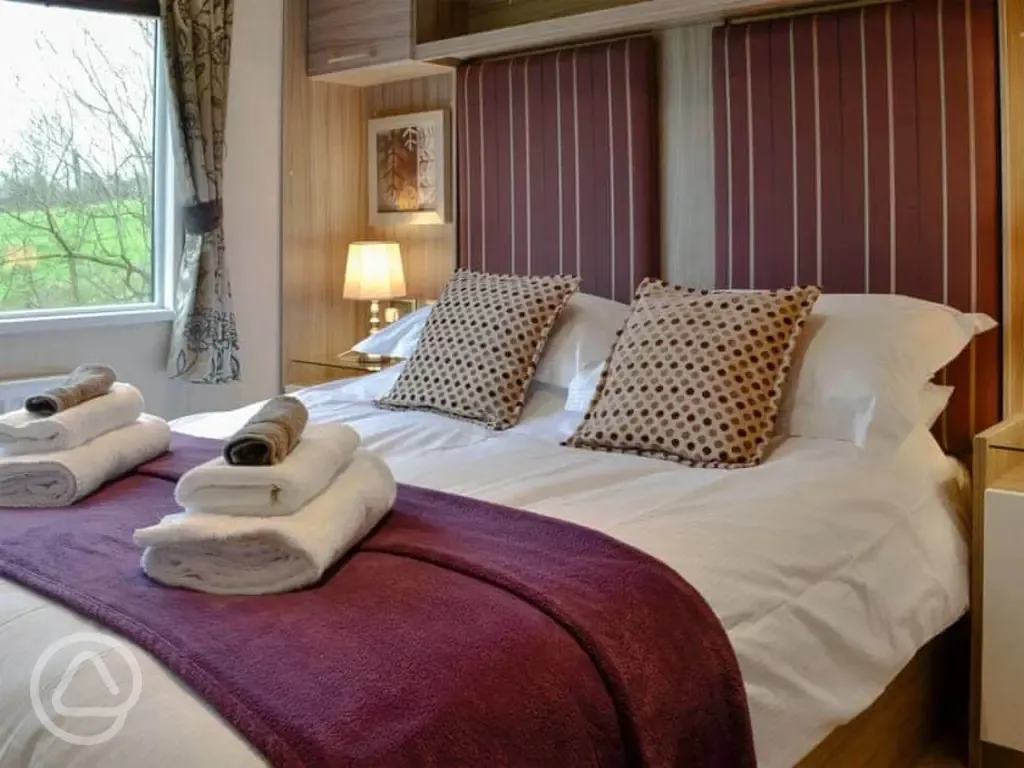 Skylark lodge king size bedroom (bedding provided)